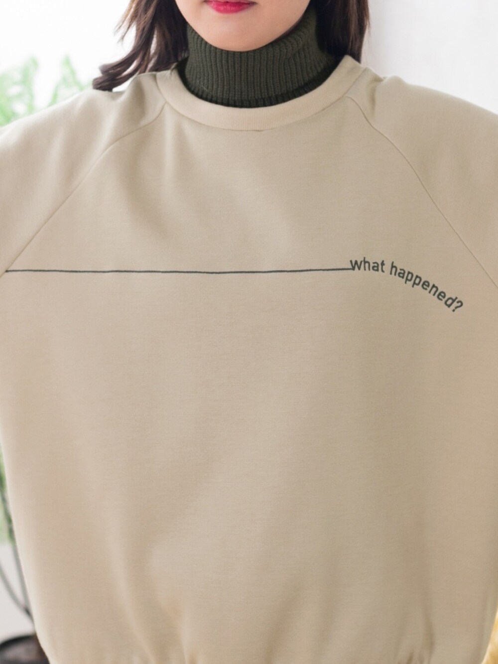 ベージュ系のスウェット、ベージュ系のスウェット、ベージュ系のその他パンツを着用したレディースの秋コーディネートの2枚目の写真