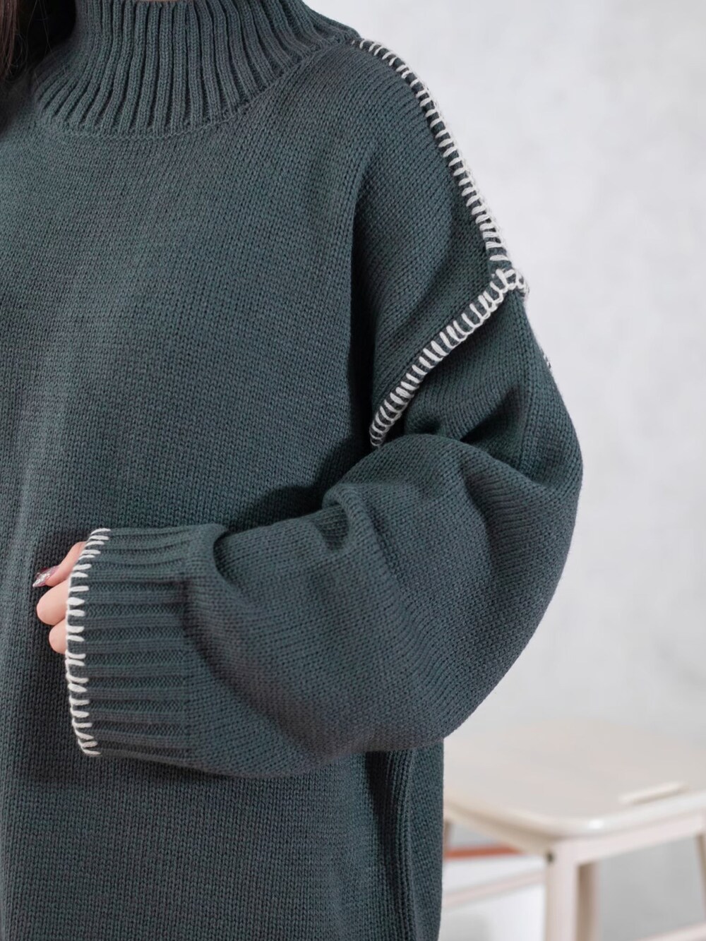 ホワイト系のその他パンツ、ブルー系のニット/セーターを着用したレディースの冬コーディネートの2枚目の写真