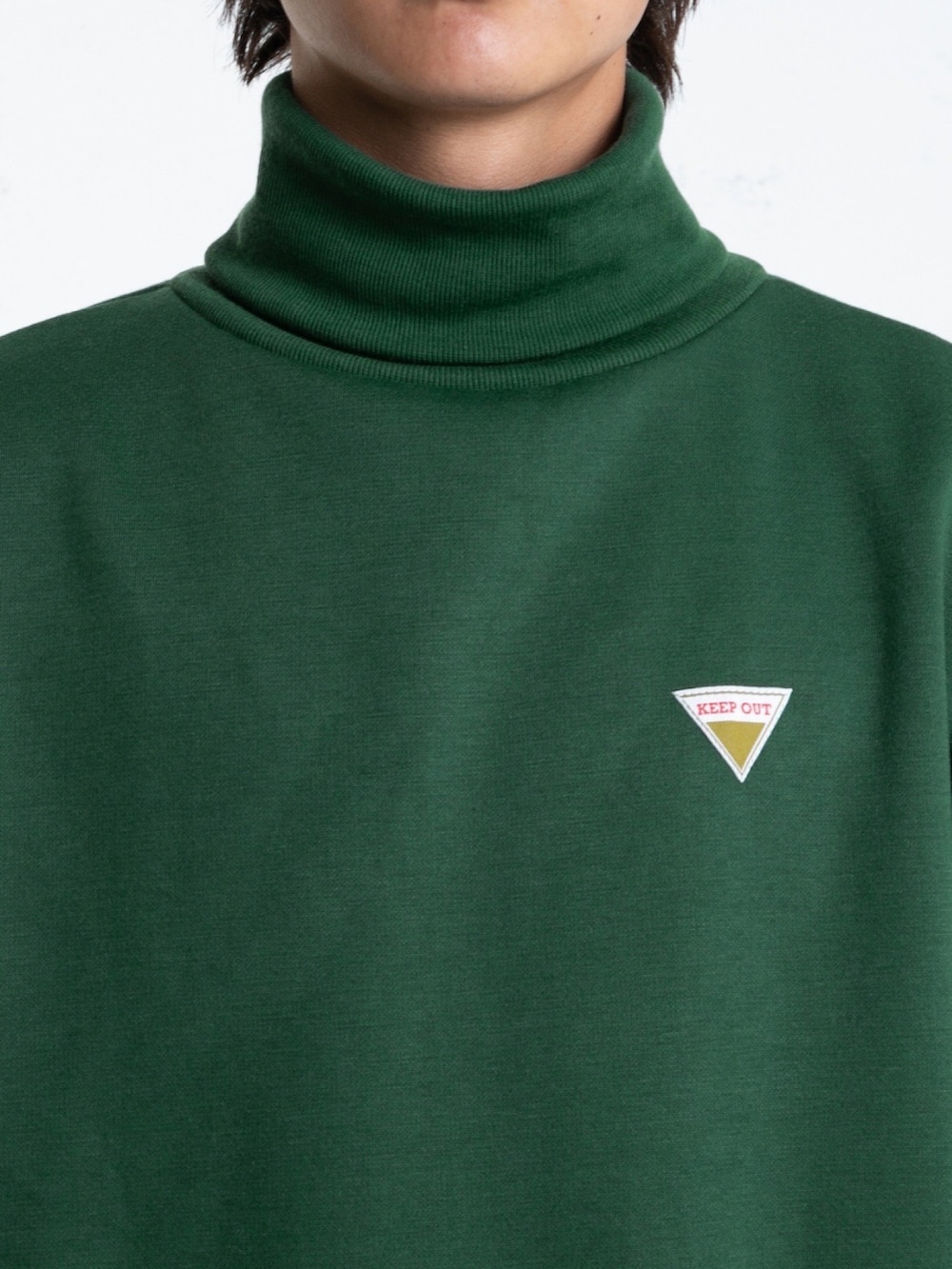 グリーン系のスウェット、ブラック系のその他パンツ、ブラック系のその他パンツを着用したレディースの秋コーディネートの2枚目の写真