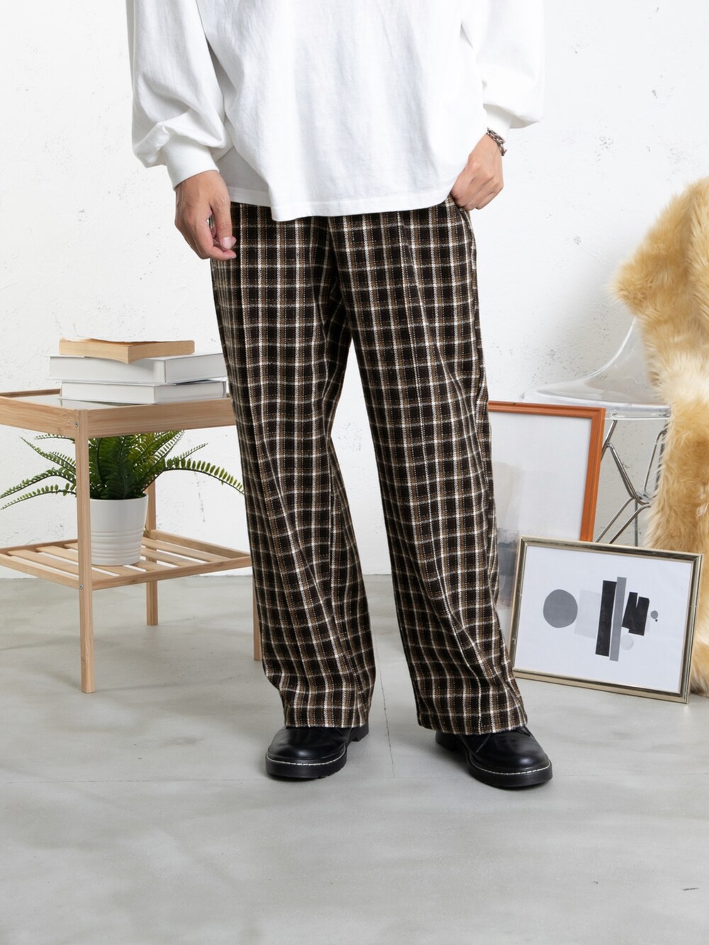 ブラック系のその他パンツ、ブラック系のその他パンツを着用したレディースの秋コーディネートの2枚目の写真