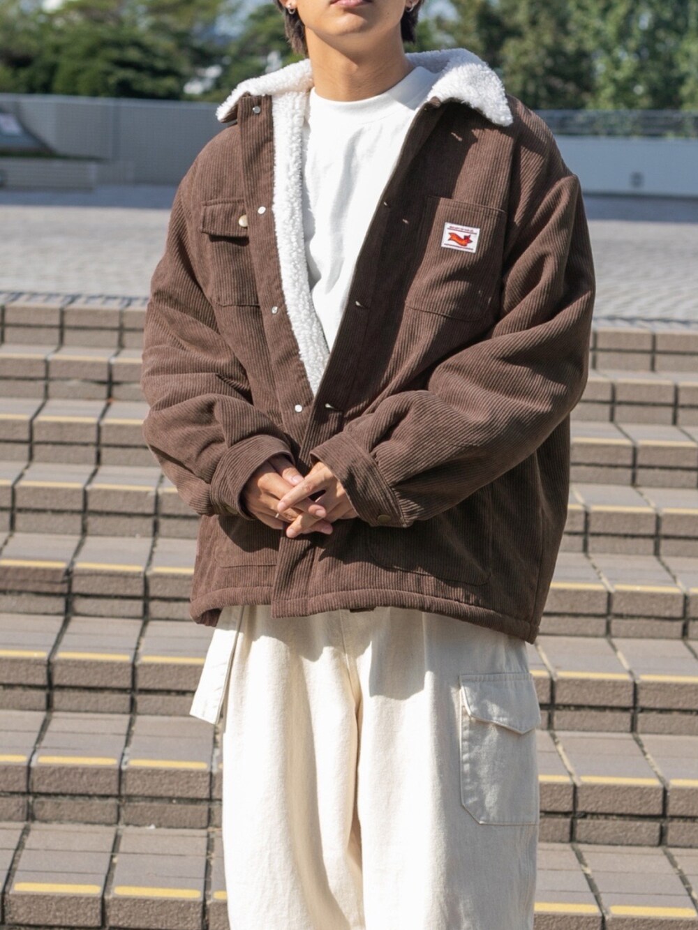 ブルー系のその他パンツ、ブルー系のその他パンツ、グリーン系のブルゾンを着用したレディースの秋コーディネートの2枚目の写真