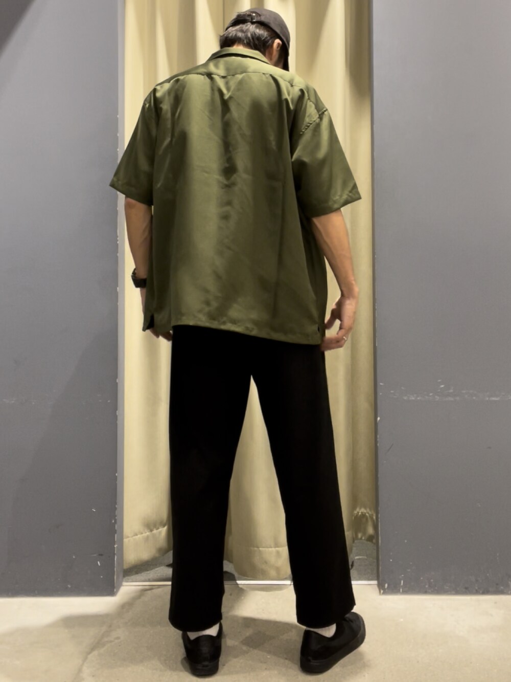 グリーン系のシャツ/ブラウス、ブラック系のパンツを着用したメンズの夏コーディネートの2枚目の写真