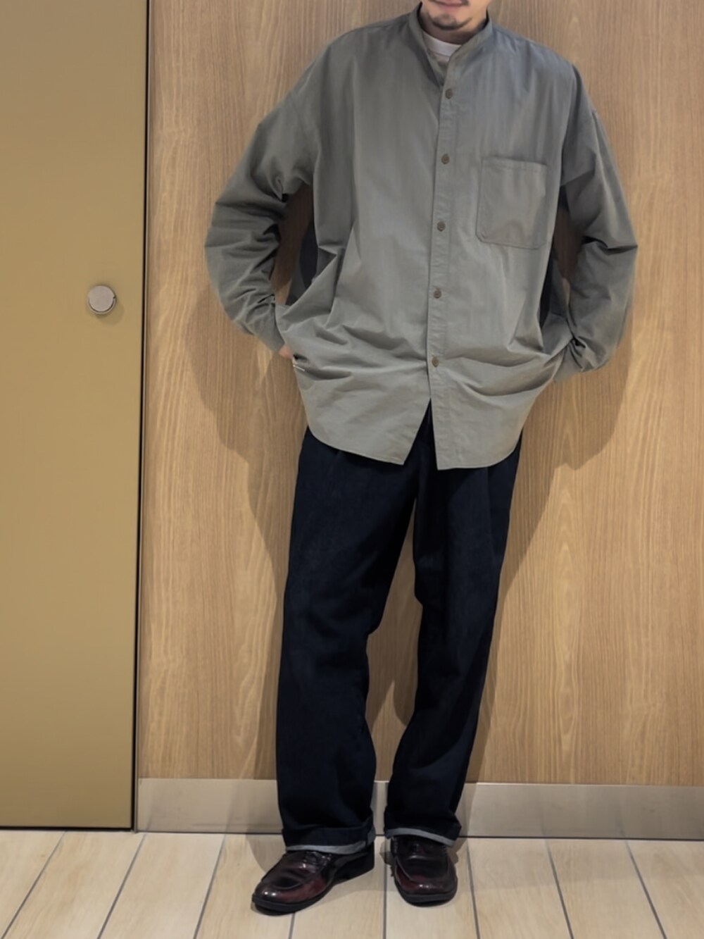 グリーン系のシャツ/ブラウス、ブルー系のデニムパンツを着用したメンズの春コーディネートの3枚目の写真