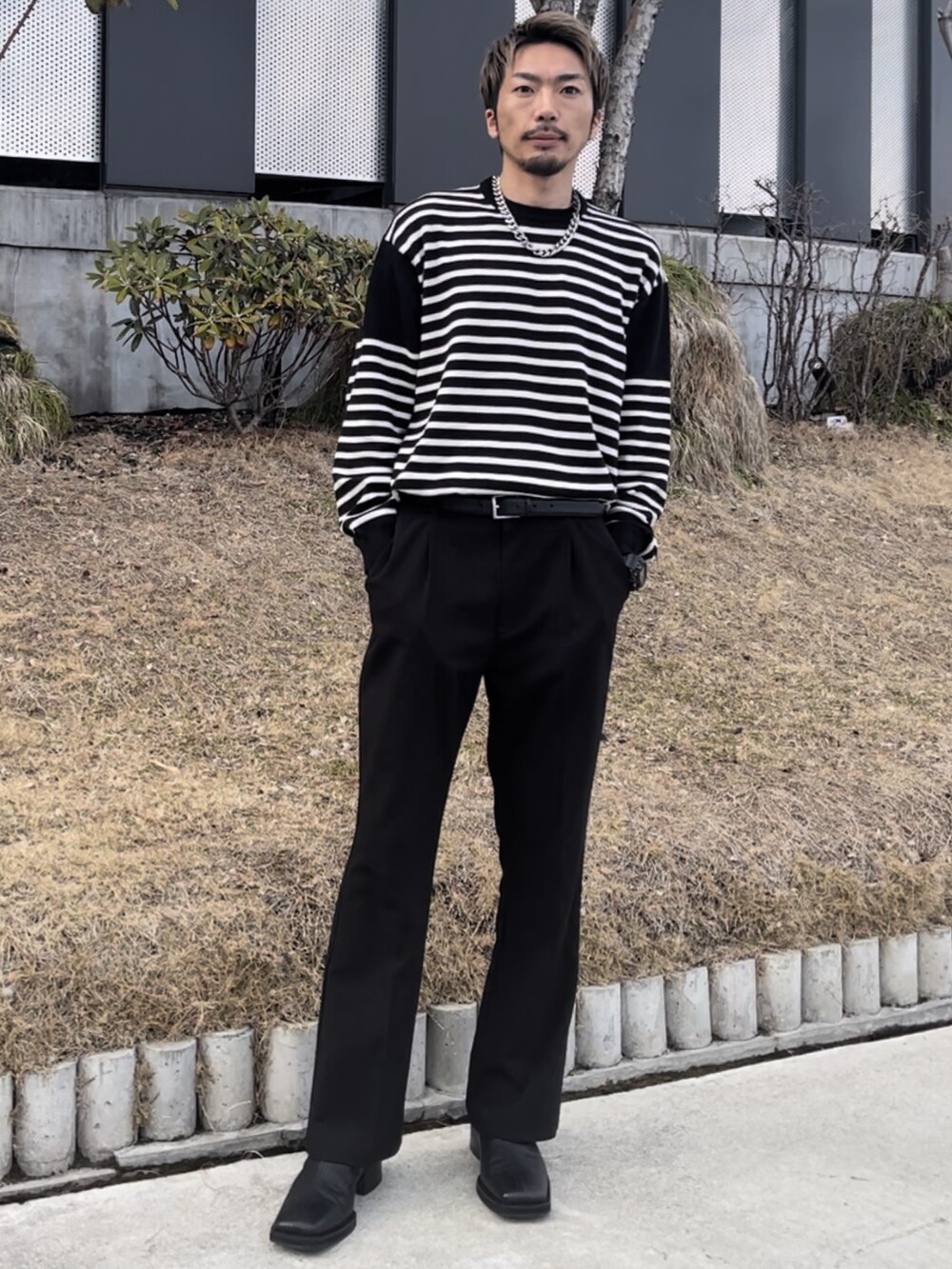 ブラック系のニット/セーター、ブラック系のパンツを着用したメンズの冬コーディネートの2枚目の写真