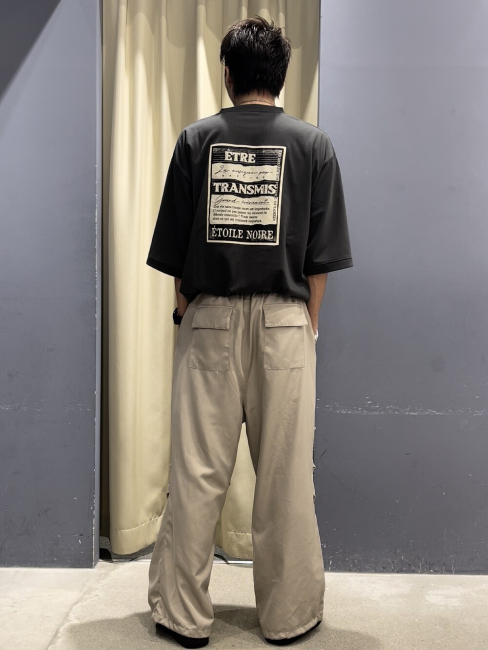 グレー系のTシャツ/カットソー、グレー系のその他パンツを着用したメンズの夏コーディネートの2枚目の写真