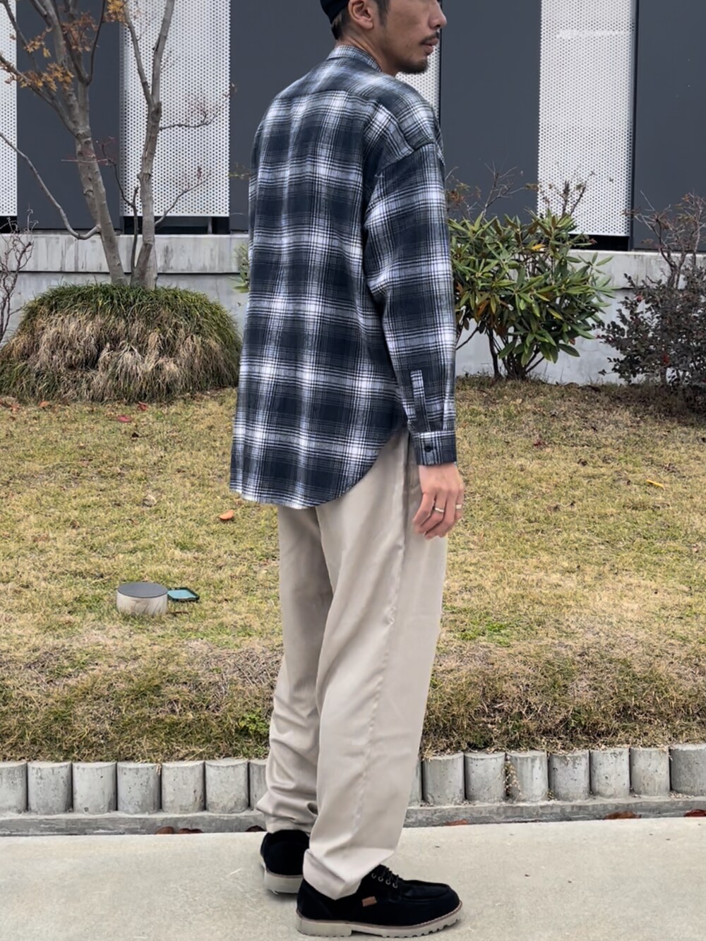 ブラック系のシャツ/ブラウス、グレー系のその他パンツを着用したメンズの冬コーディネートの2枚目の写真