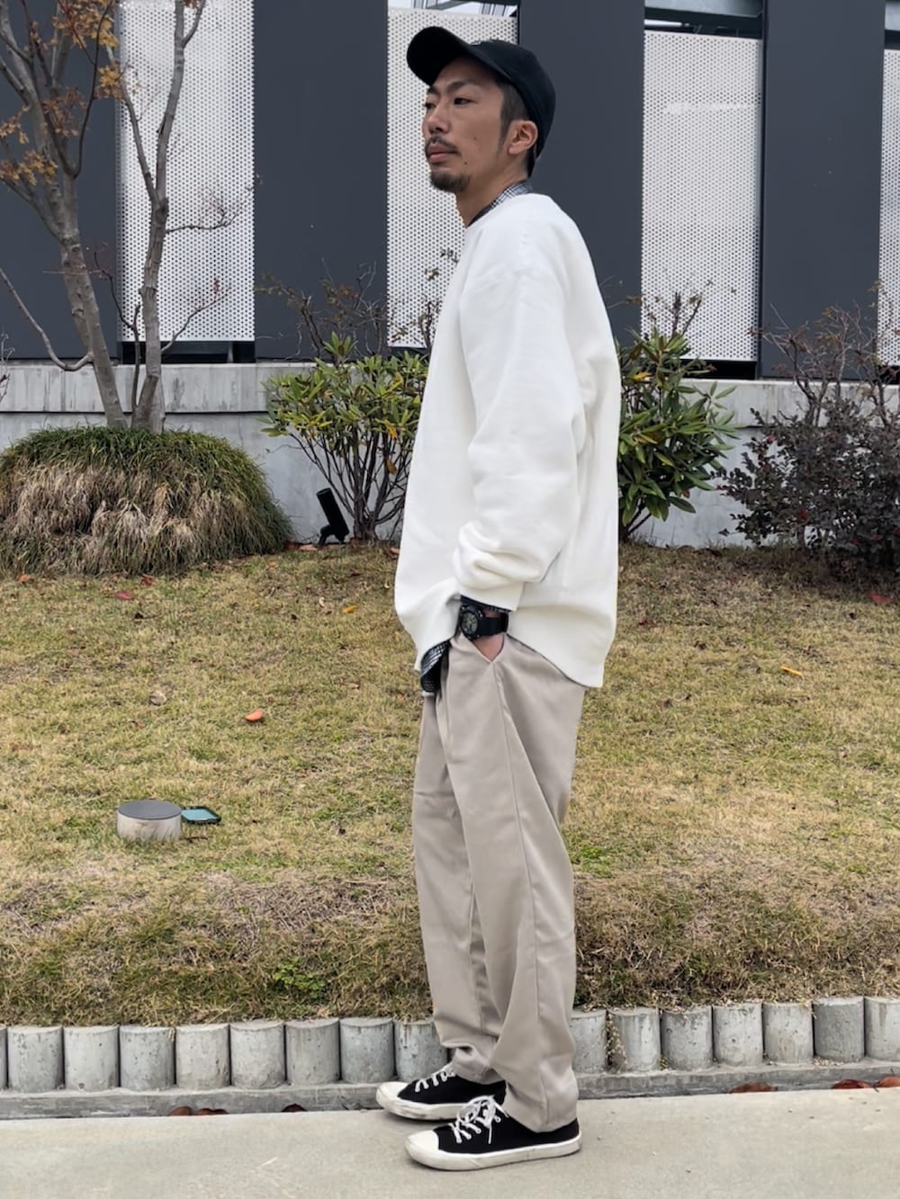 ホワイト系のスウェット、ブラック系のシャツ/ブラウス、グレー系のその他パンツを着用したメンズの冬コーディネートの2枚目の写真