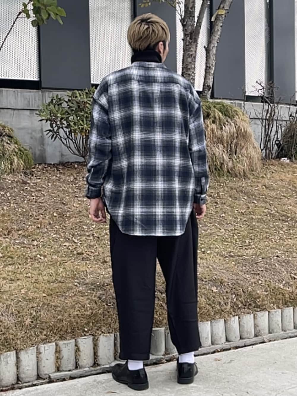 ブラック系のMA-1、ブラック系のシャツ/ブラウス、ブラック系のニット/セーターを着用したメンズの冬コーディネートの5枚目の写真