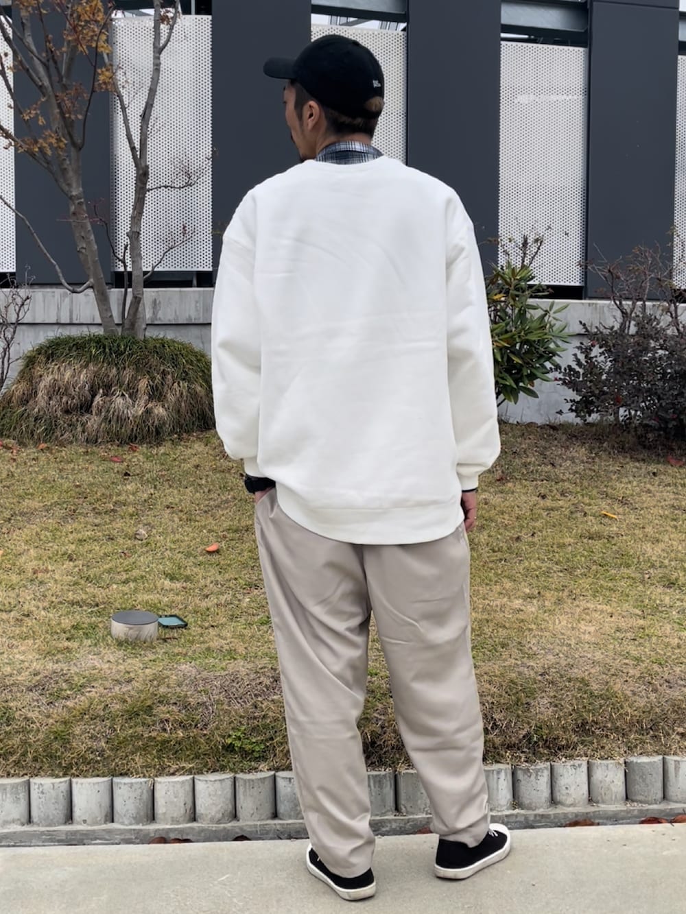 ホワイト系のスウェット、ブラック系のシャツ/ブラウス、グレー系のその他パンツを着用したメンズの冬コーディネートの3枚目の写真
