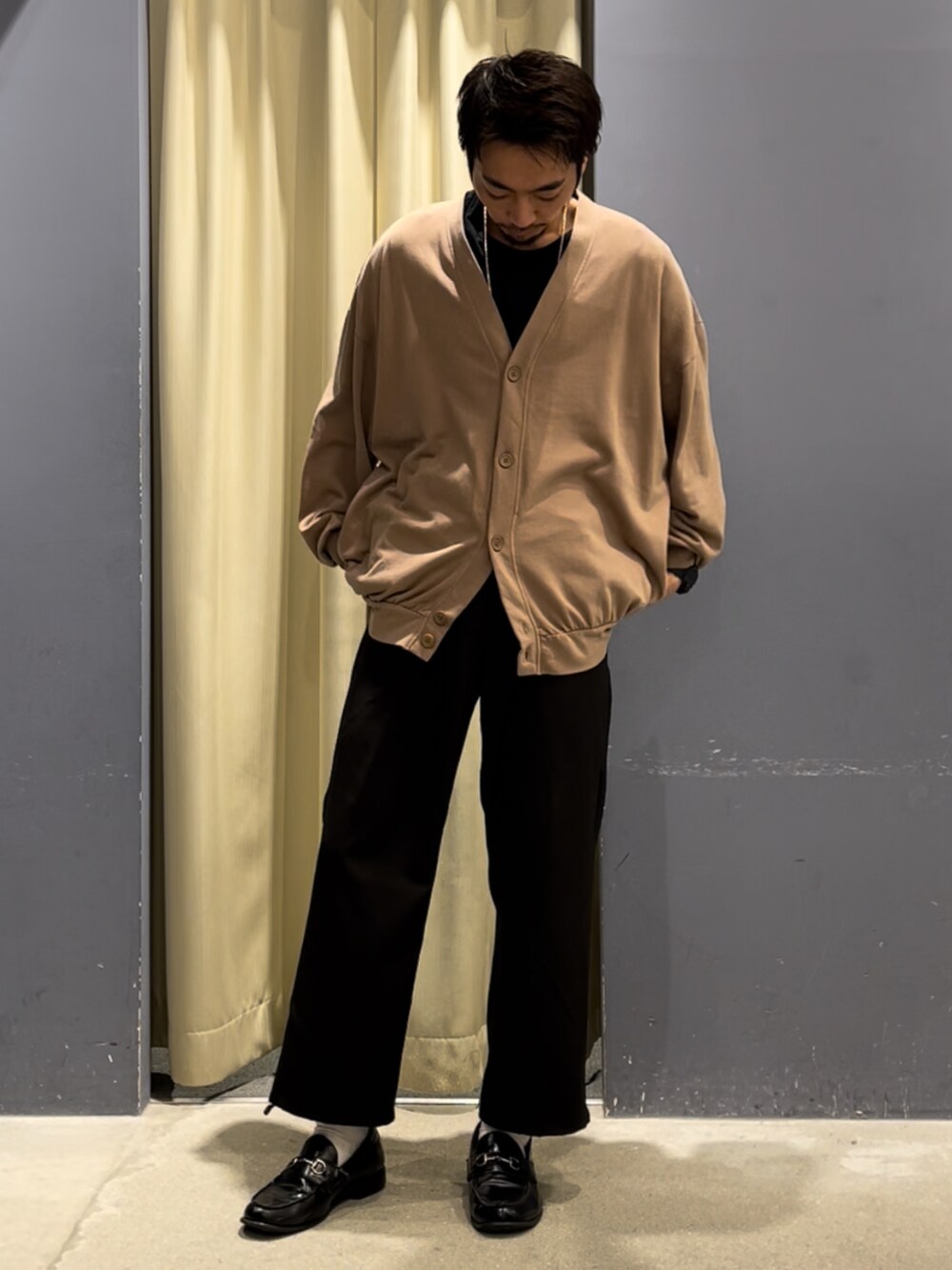 ブラウン系のカーディガン/ボレロ、ブラック系のその他パンツを着用したメンズの秋コーディネートの2枚目の写真