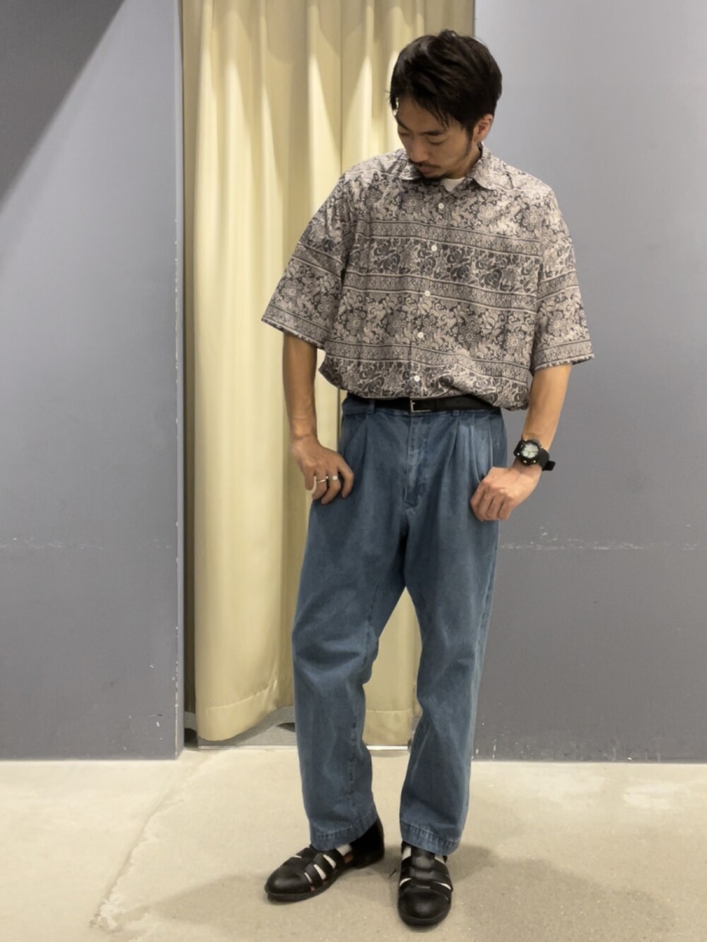 その他のシャツ/ブラウス、ブルー系のデニムパンツを着用したメンズの夏コーディネートの3枚目の写真