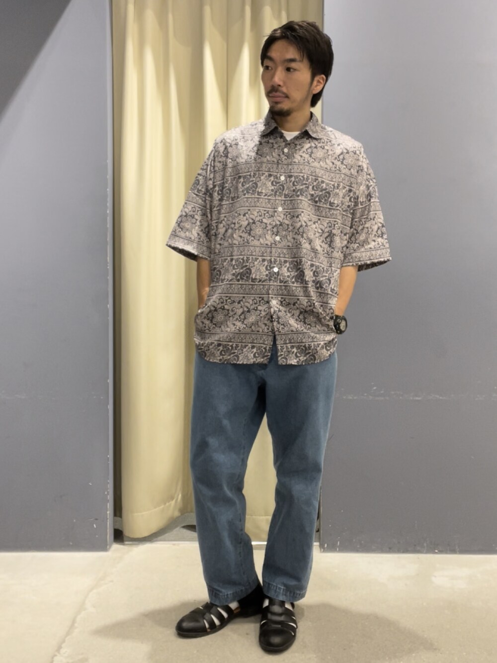 その他のシャツ/ブラウス、ブルー系のデニムパンツを着用したメンズの夏コーディネートの2枚目の写真