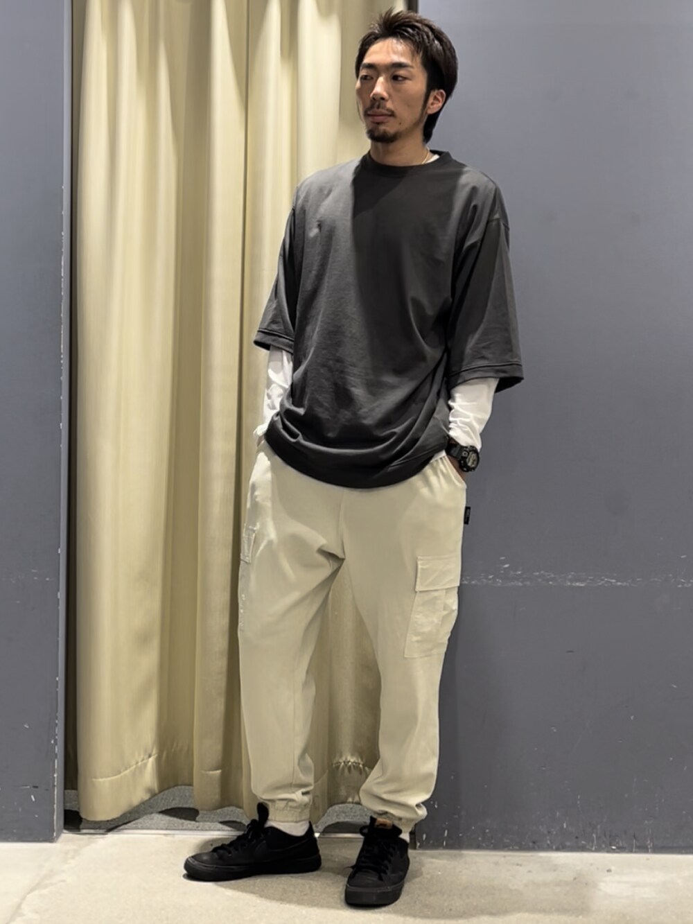 グレー系のTシャツ/カットソー、ホワイト系のカーゴパンツを着用したメンズの秋コーディネートの2枚目の写真