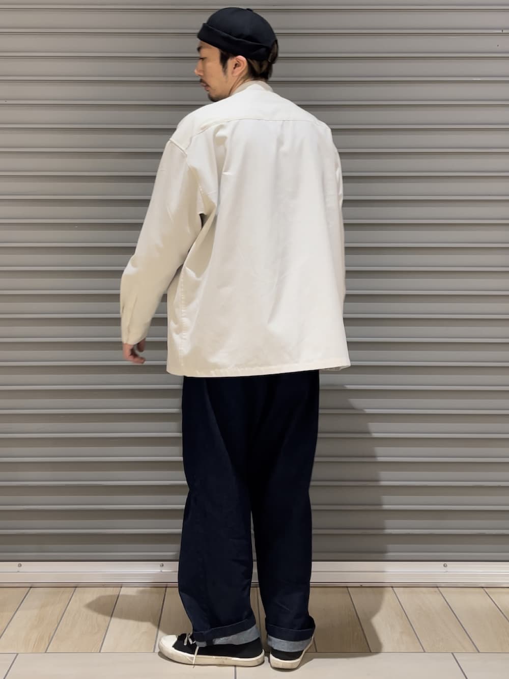 ホワイト系のシャツ/ブラウス、ブルー系のデニムパンツを着用したメンズの冬コーディネートの3枚目の写真