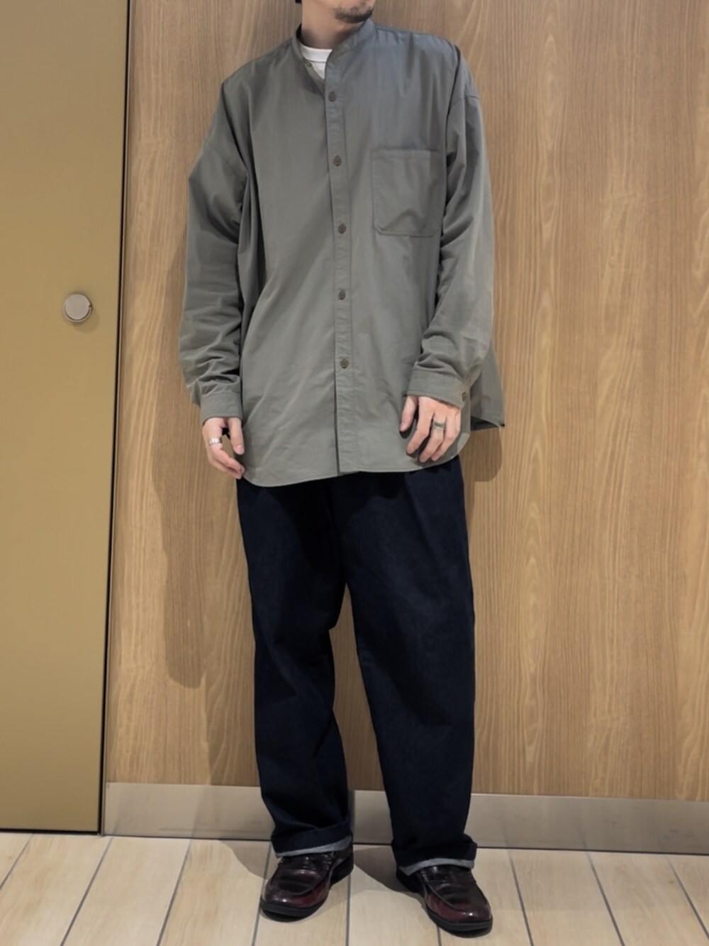 グリーン系のシャツ/ブラウス、ブルー系のデニムパンツを着用したメンズの春コーディネートの2枚目の写真