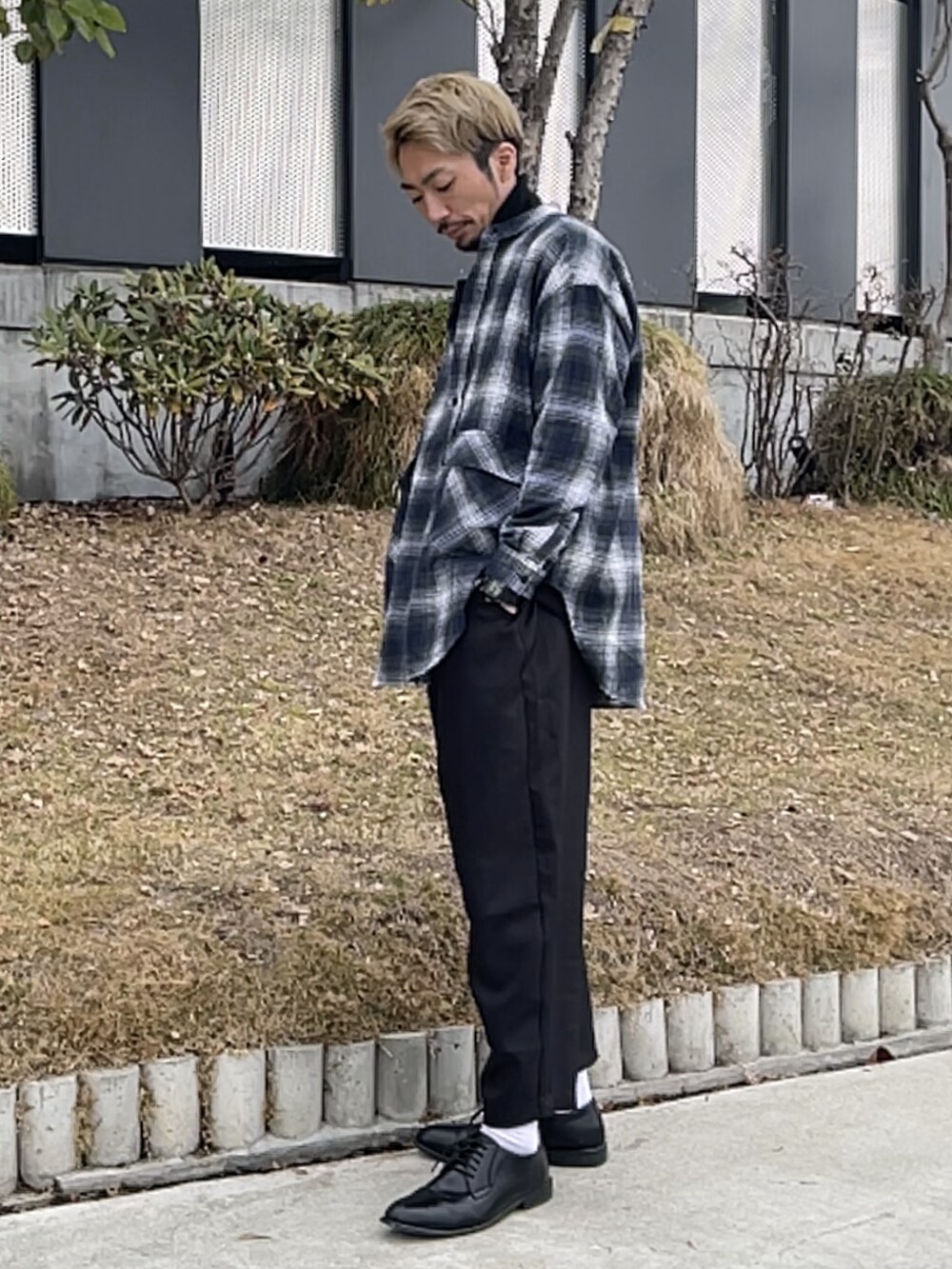 ブラック系のMA-1、ブラック系のシャツ/ブラウス、ブラック系のニット/セーターを着用したメンズの冬コーディネートの4枚目の写真