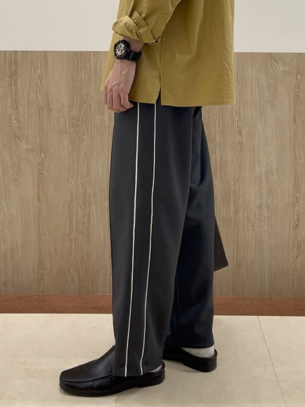 イエロー系のシャツ/ブラウス、グレー系のスウェットパンツ、ブラック系のバッグを着用したメンズの春コーディネートの3枚目の写真