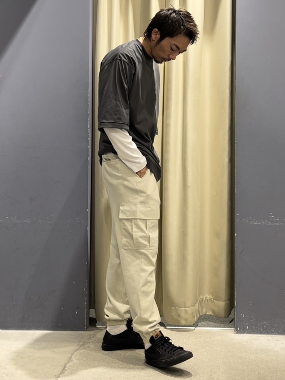 グレー系のTシャツ/カットソー、ホワイト系のカーゴパンツを着用したメンズの秋コーディネートの3枚目の写真