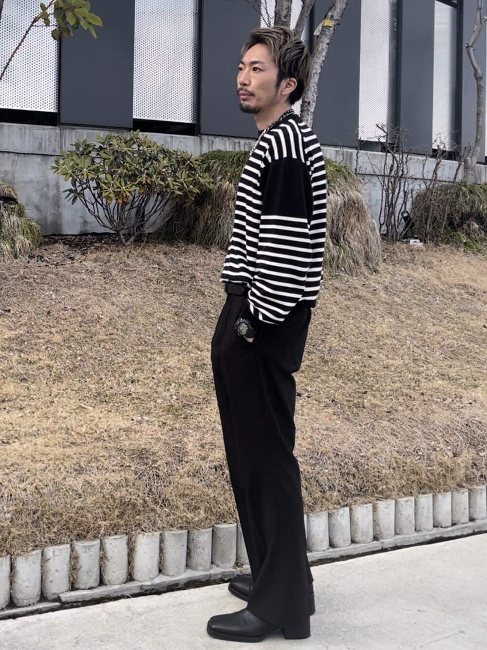 ブラック系のニット/セーター、ブラック系のパンツを着用したメンズの冬コーディネートの3枚目の写真