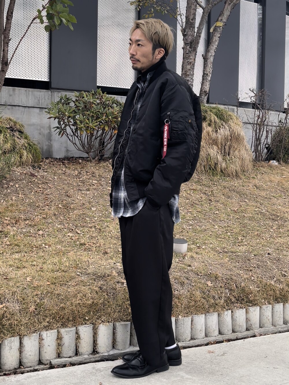 ブラック系のMA-1、ブラック系のシャツ/ブラウス、ブラック系のニット/セーターを着用したメンズの冬コーディネートの2枚目の写真