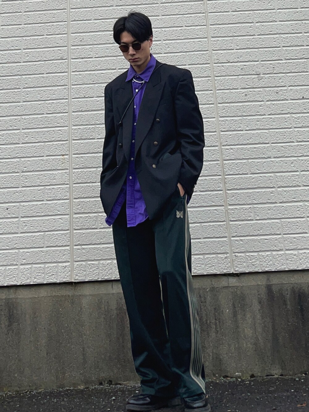 パープル系のシャツ/ブラウス、ブラック系のテーラードジャケット、グリーン系のその他パンツを着用したメンズの冬コーディネートの3枚目の写真