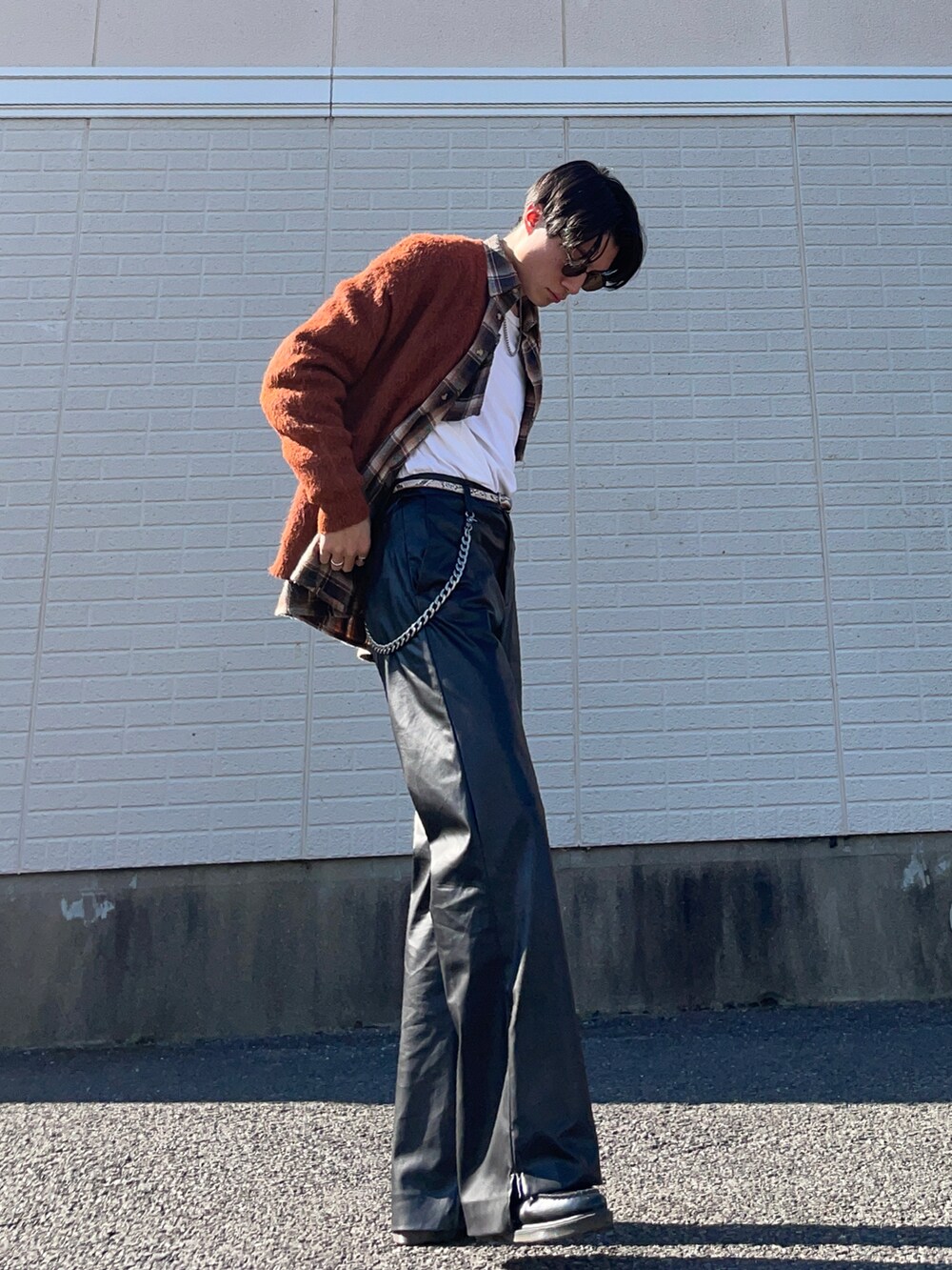 ホワイト系のTシャツ/カットソー、ブラウン系のカーディガン/ボレロ、ブラック系のパンツを着用したメンズの秋コーディネートの3枚目の写真