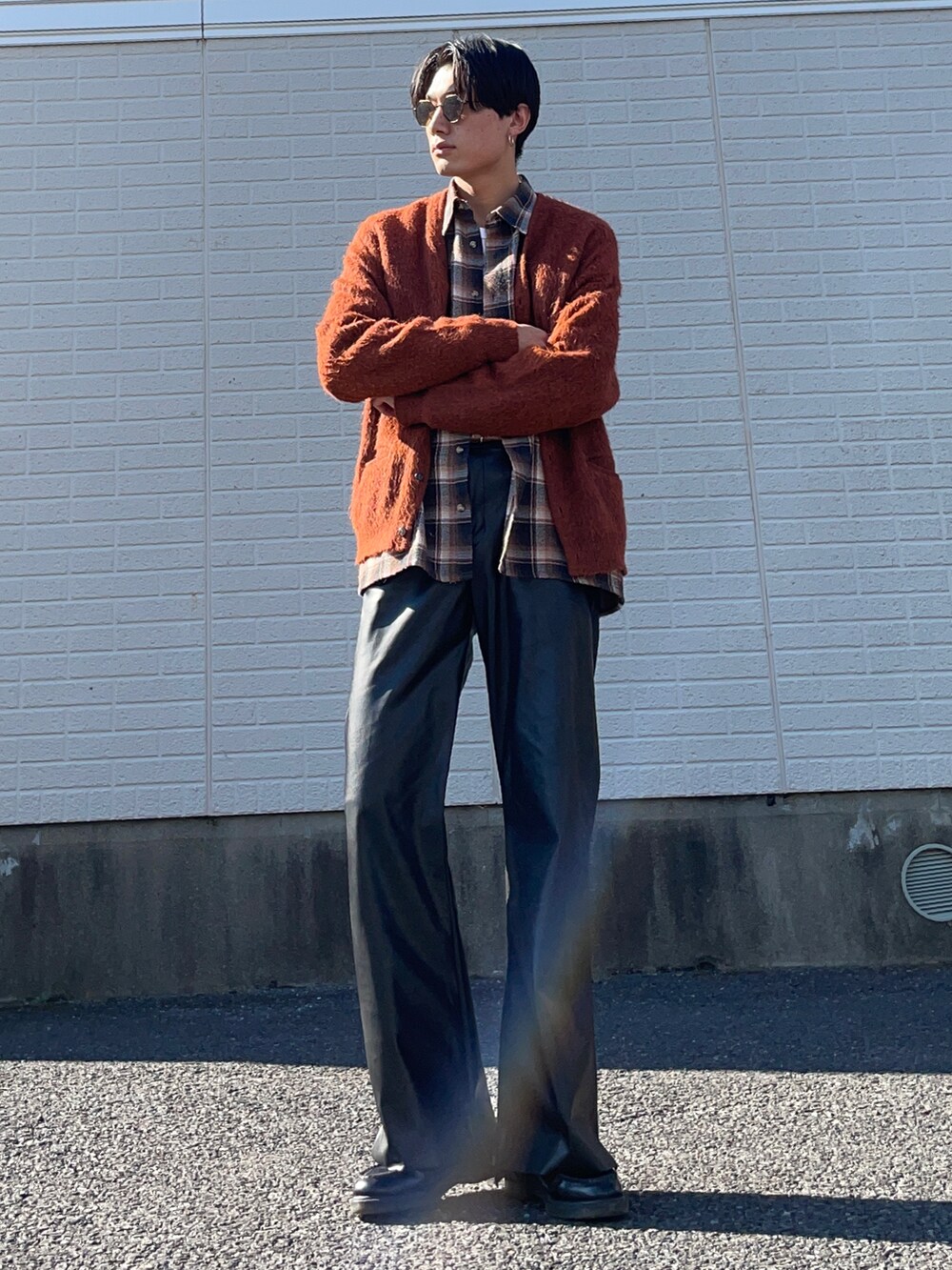 ホワイト系のTシャツ/カットソー、ブラウン系のカーディガン/ボレロ、ブラック系のパンツを着用したメンズの秋コーディネートの2枚目の写真