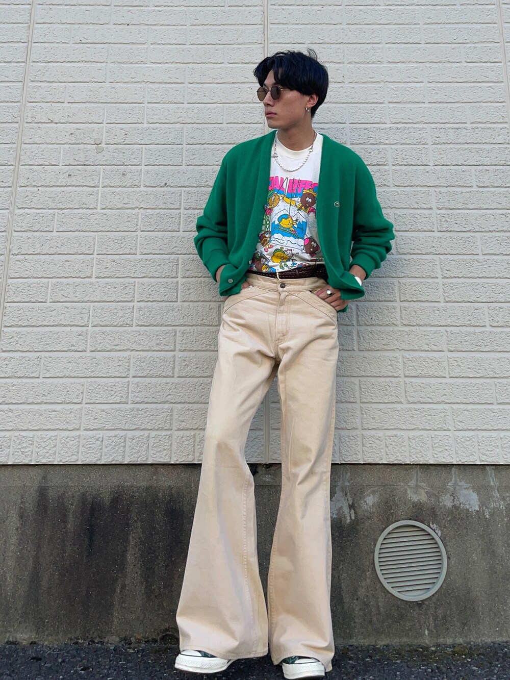 「秋コーデ、カーディガン、フレアパンツ、スニーカー、converse、タックイン、シンプルコーデ、古着MIX、プチプラ、白Tシャツ」｜「Levi'sのアイテム（チノパンツ、イエロー系）」を使った、DAIさん（メンズ・178cm）の秋コーディネートの3枚目の写真