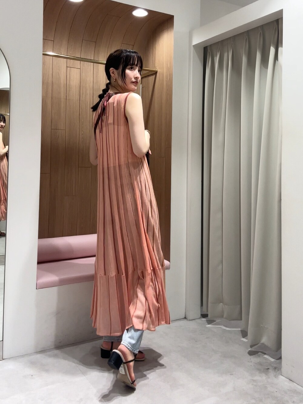 ブラック系のサンダル、ブルー系のデニムパンツ、ブラウン系のショルダーバッグを着用したレディースの夏コーディネートの3枚目の写真