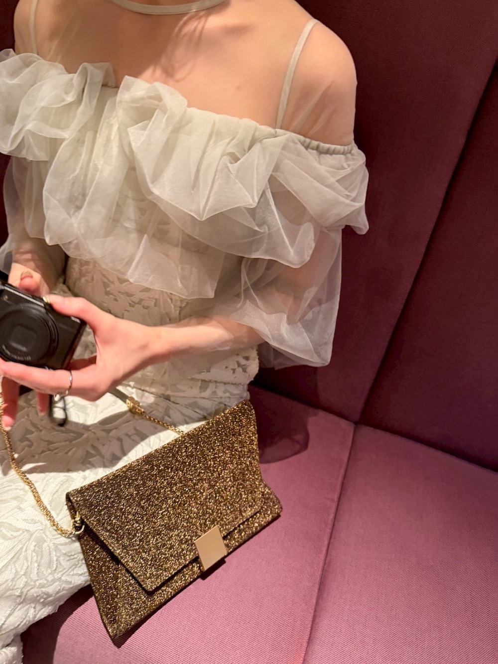 その他のパンプス、その他のクラッチバッグ、グリーン系のドレスを着用したレディースの秋コーディネートの9枚目の写真