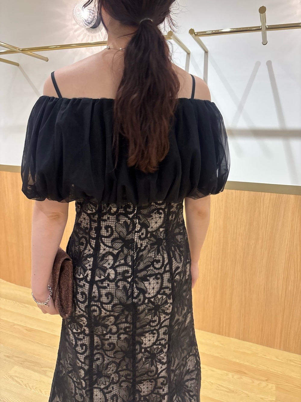 その他のパンプス、その他のクラッチバッグ、ブラック系のドレスを着用したレディースの夏コーディネートの6枚目の写真