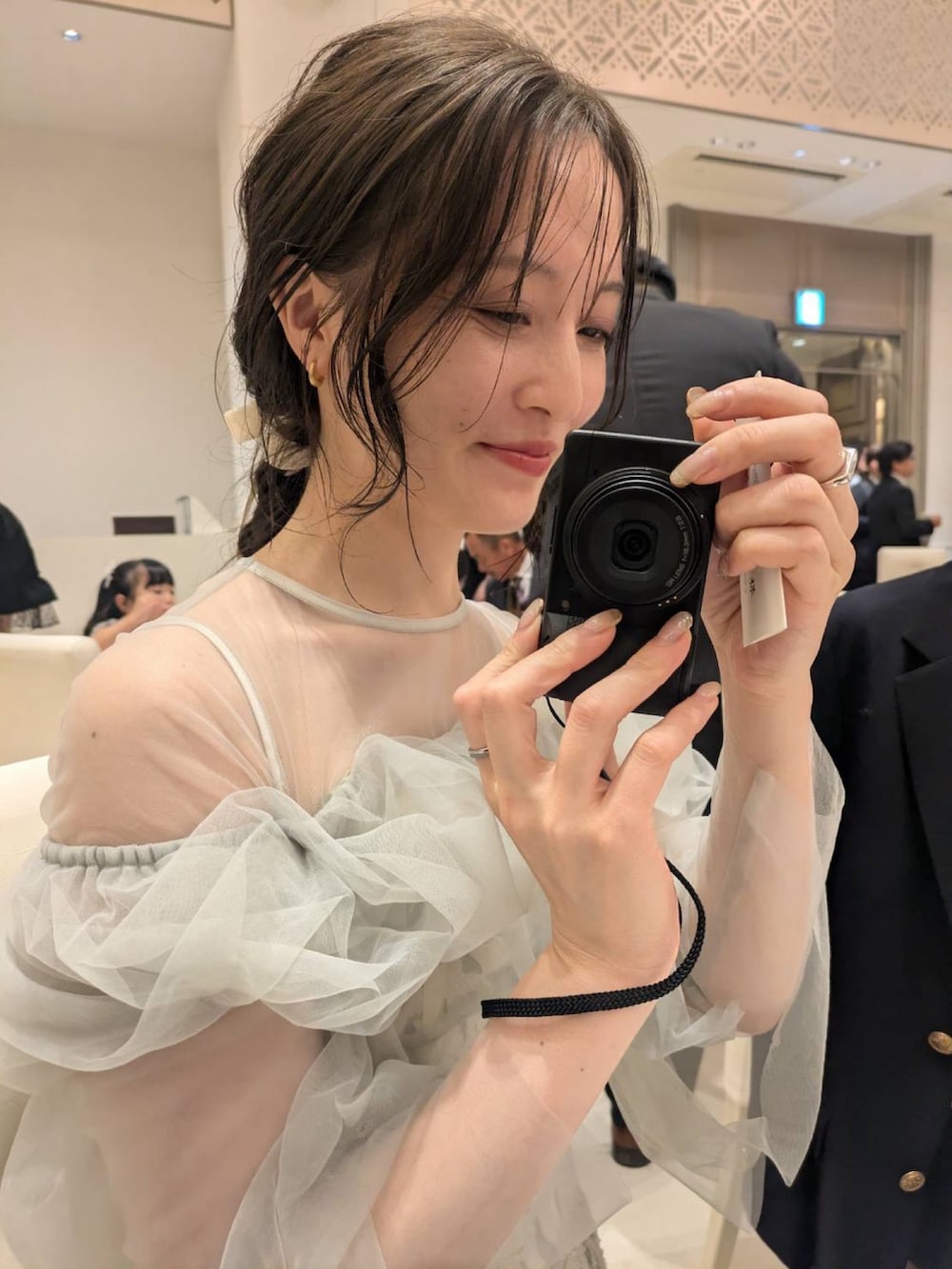 その他のパンプス、その他のクラッチバッグ、グリーン系のドレスを着用したレディースの秋コーディネートの10枚目の写真