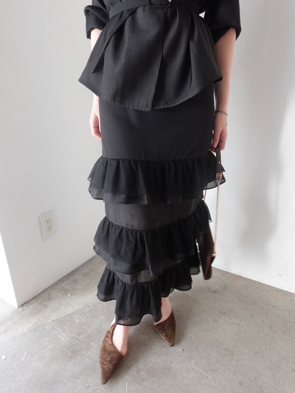 その他のパンプス、その他のクラッチバッグ、ブラック系のドレスを着用したレディースの夏コーディネートの5枚目の写真