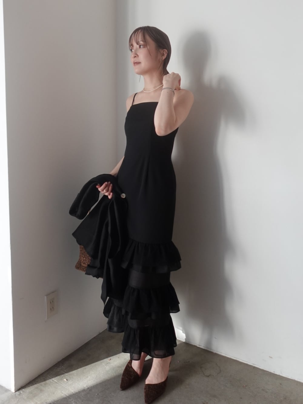 その他のパンプス、その他のクラッチバッグ、ブラック系のドレスを着用したレディースの夏コーディネートの6枚目の写真