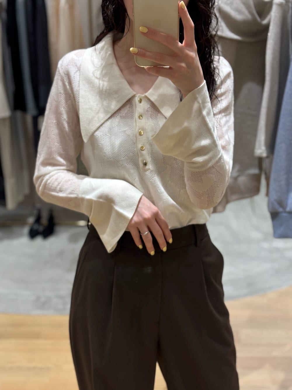藤井さんの「シアージャガードビッグカラーニットプルオーバー（LAGUNAMOON）」を使ったコーディネートの4枚目の写真