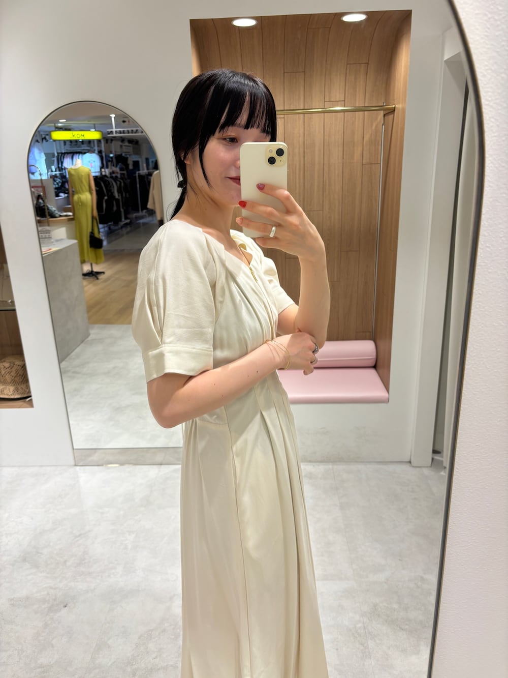 その他のサンダル、ホワイト系のワンピース、ゴールド系のバングル/リストバンドを着用したレディースの夏コーディネートの4枚目の写真