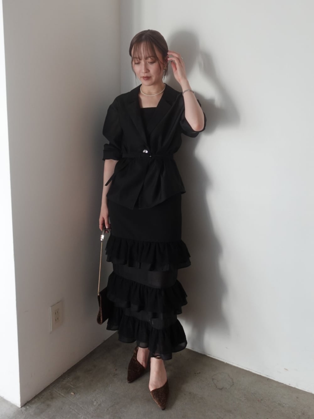 その他のパンプス、その他のクラッチバッグ、ブラック系のドレスを着用したレディースの夏コーディネートの2枚目の写真