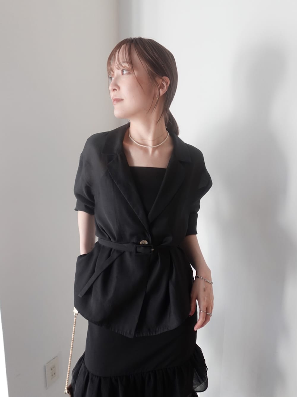 その他のパンプス、その他のクラッチバッグ、ブラック系のドレスを着用したレディースの夏コーディネートの4枚目の写真