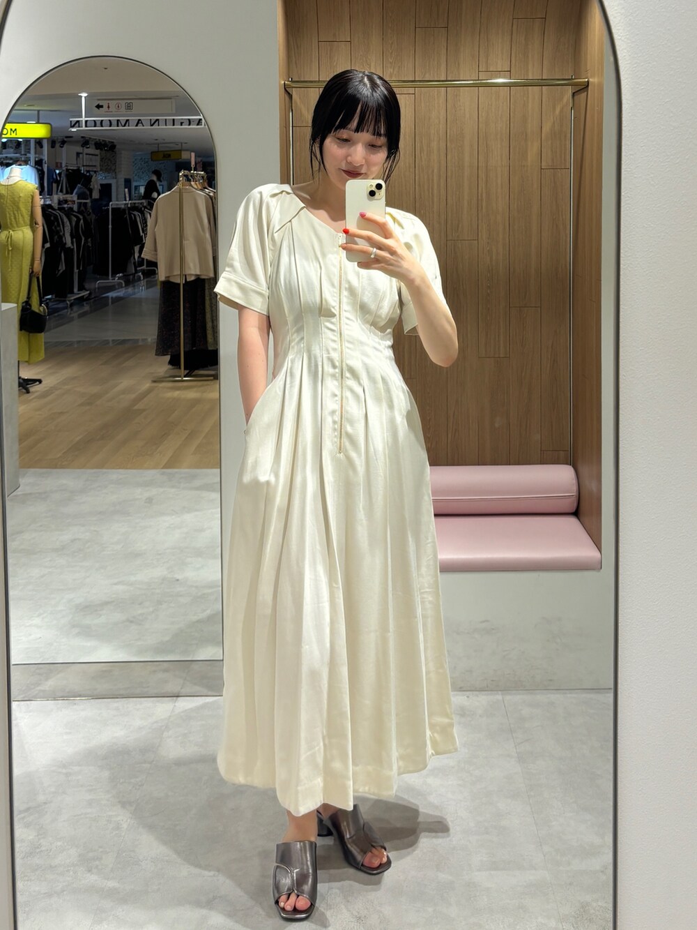 その他のサンダル、ホワイト系のワンピース、ゴールド系のバングル/リストバンドを着用したレディースの夏コーディネートの2枚目の写真