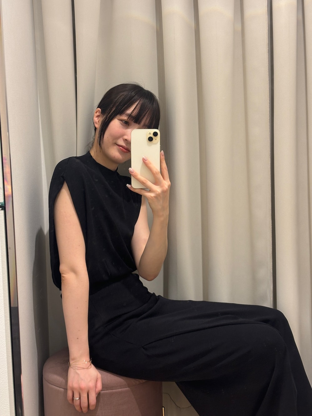 ブラック系のスカート、ブラック系のニット/セーター、ゴールド系のバングル/リストバンドを着用したレディースの夏コーディネートの4枚目の写真