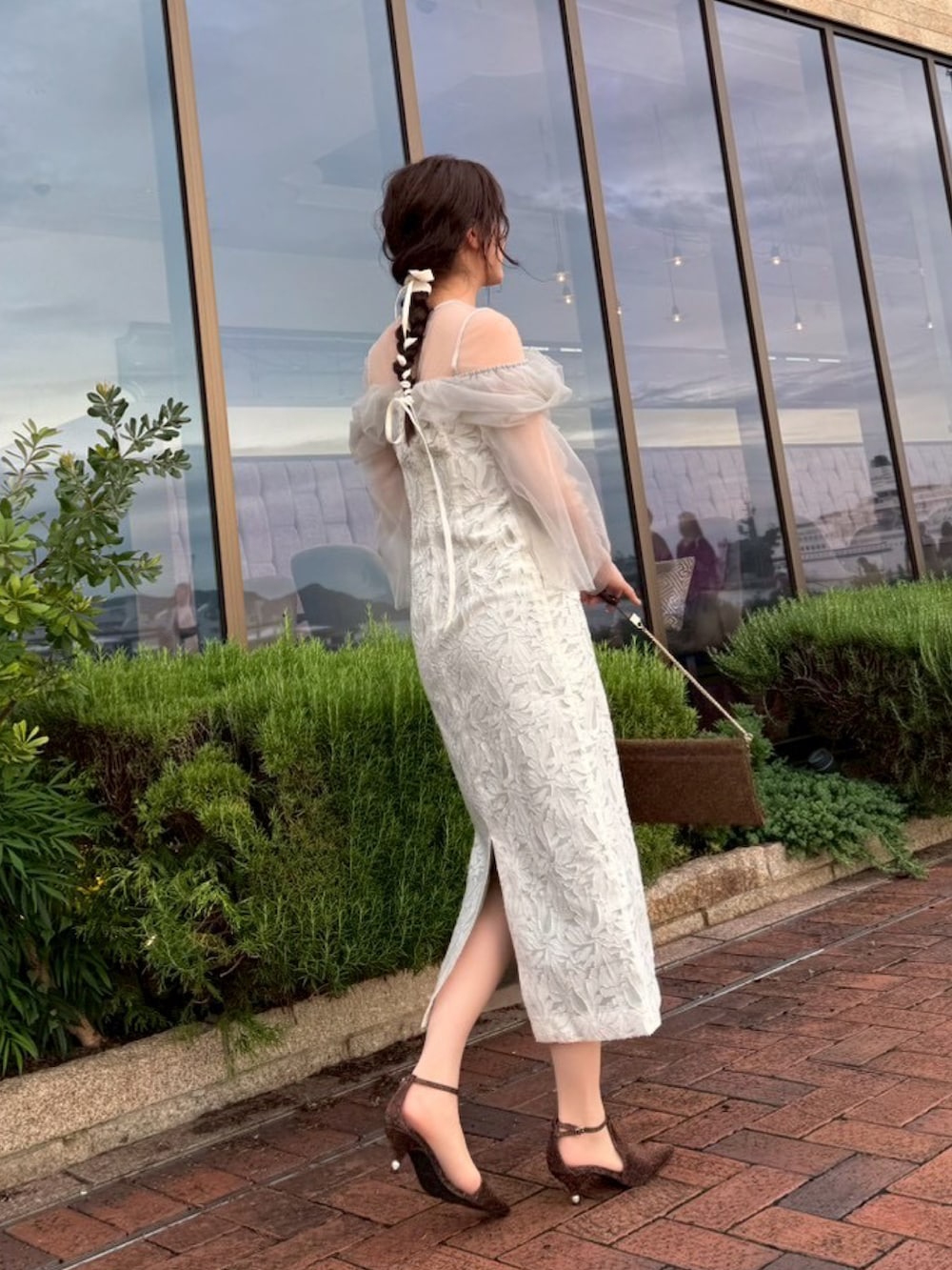 その他のパンプス、その他のクラッチバッグ、グリーン系のドレスを着用したレディースの秋コーディネートの7枚目の写真