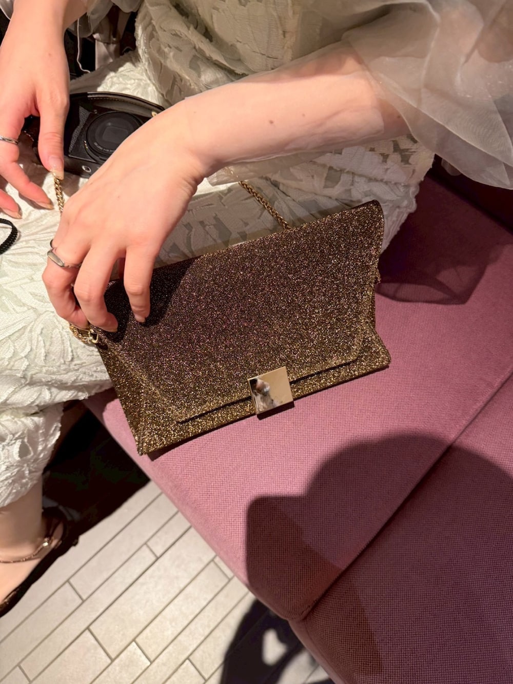 その他のパンプス、その他のクラッチバッグ、グリーン系のドレスを着用したレディースの秋コーディネートの8枚目の写真