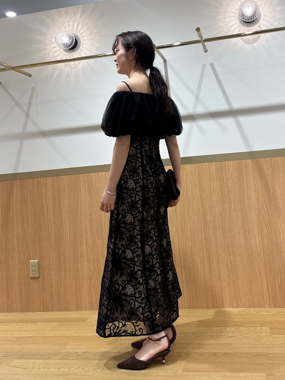 その他のパンプス、その他のクラッチバッグ、ブラック系のドレスを着用したレディースの夏コーディネートの3枚目の写真