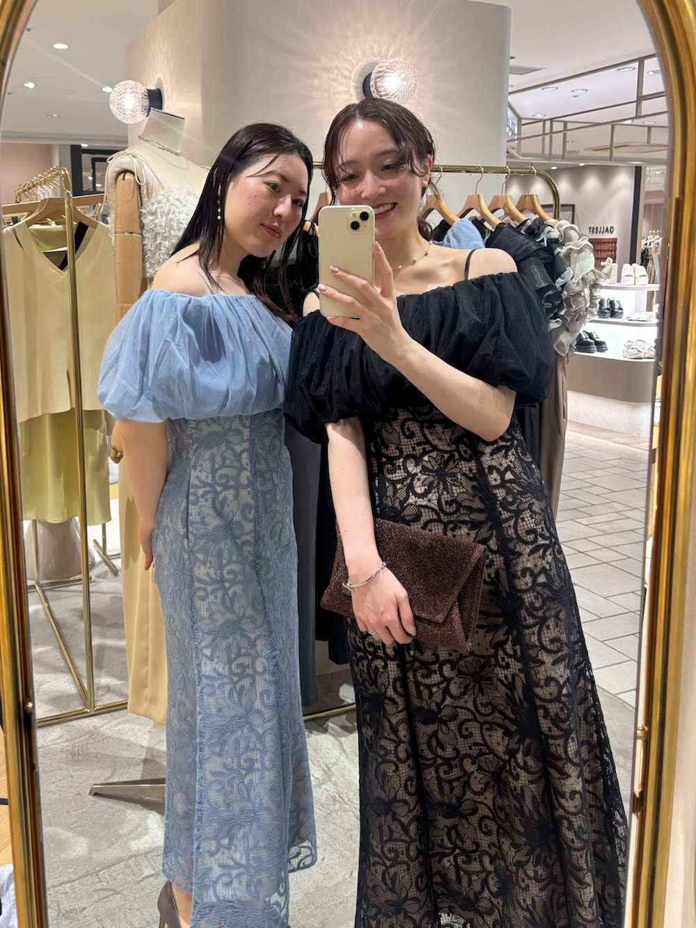 その他のパンプス、その他のクラッチバッグ、ブラック系のドレスを着用したレディースの夏コーディネートの7枚目の写真