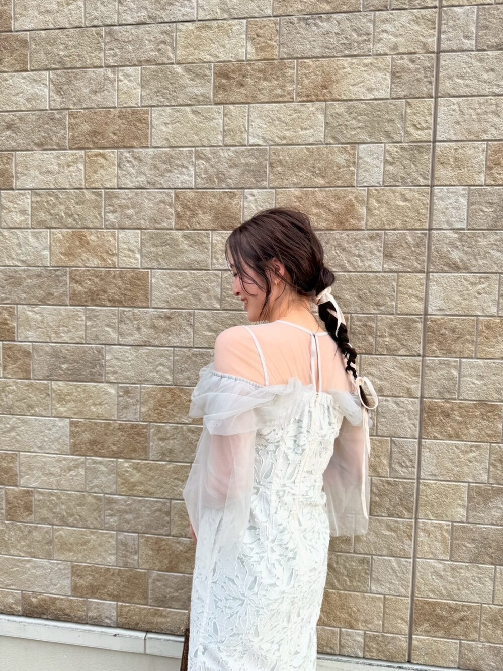 その他のパンプス、その他のクラッチバッグ、グリーン系のドレスを着用したレディースの秋コーディネートの4枚目の写真