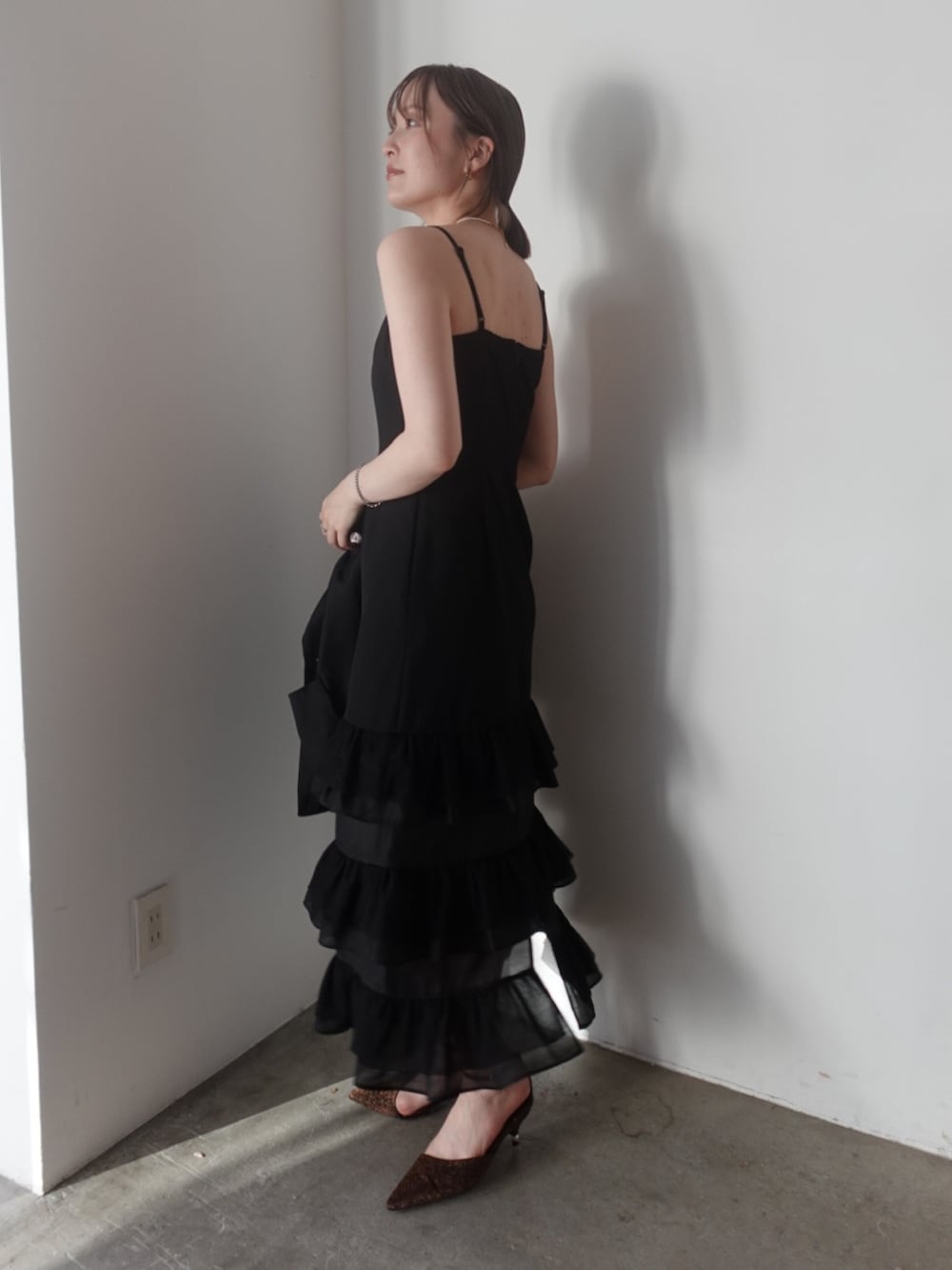 その他のパンプス、その他のクラッチバッグ、ブラック系のドレスを着用したレディースの夏コーディネートの7枚目の写真