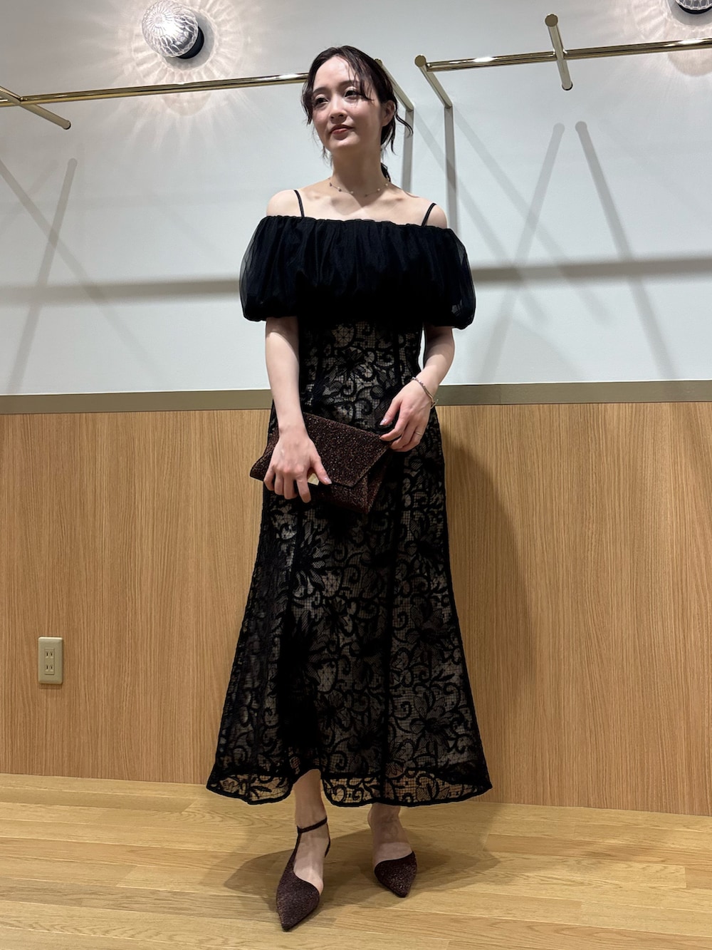 その他のパンプス、その他のクラッチバッグ、ブラック系のドレスを着用したレディースの夏コーディネートの2枚目の写真