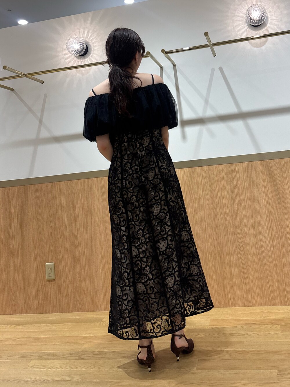 その他のパンプス、その他のクラッチバッグ、ブラック系のドレスを着用したレディースの夏コーディネートの4枚目の写真