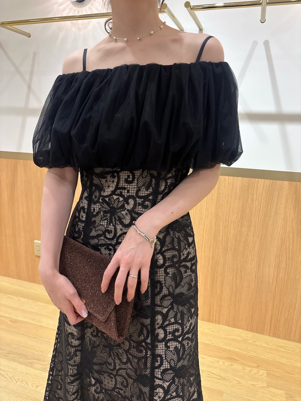 その他のパンプス、その他のクラッチバッグ、ブラック系のドレスを着用したレディースの夏コーディネートの5枚目の写真