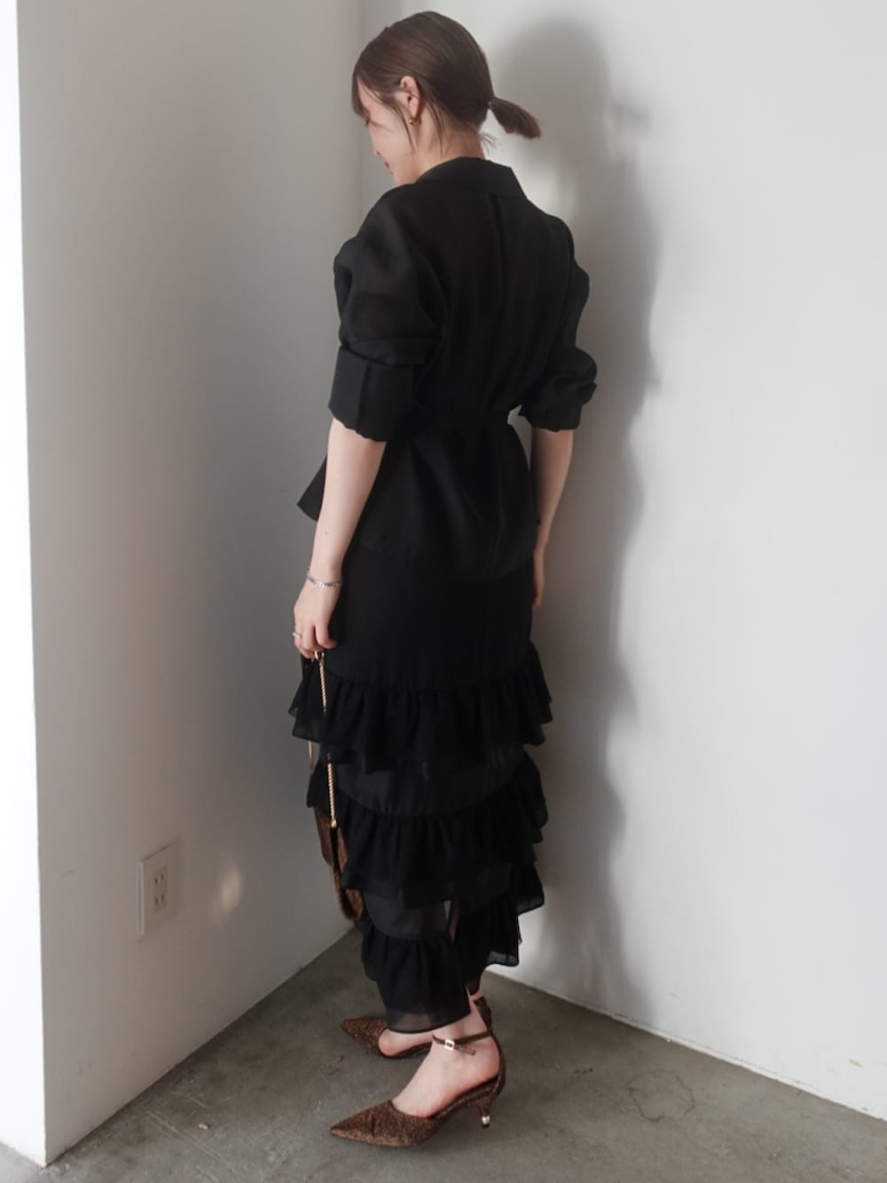 その他のパンプス、その他のクラッチバッグ、ブラック系のドレスを着用したレディースの夏コーディネートの3枚目の写真